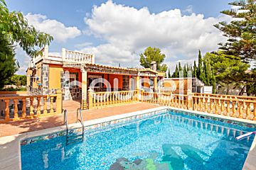 Venta de casas/chalet con piscina y terraza en Montroy